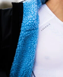 HUUB Changing Robe - Black And Blue -Athlete Outfit 05 8533b699 3499 436f 9c2c 4044c7164aed