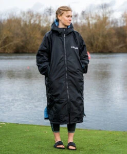 HUUB Changing Robe - Black And Blue -Athlete Outfit 06 4f9ece3f 2a67 4215 8ab5 0cd94dfaa39a