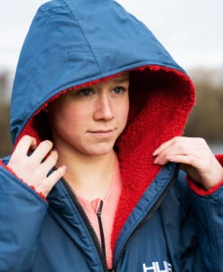 HUUB Changing Robe - Navy And Red -Athlete Outfit 09 1c06f3ad ed99 4a8d b1b2 dc43c182d66a