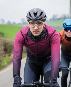 Core 4 Cycling Gilet Burgundy - Men's 10 Core 4 Cycling Gilet Burgundy - Men's -Athlete Outfit Core 4 2024 Product Imagery Lifestyle1