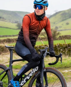 Core 4 Cycling Gilet Copper - Men's 10 Core 4 Cycling Gilet Copper - Men's -Athlete Outfit Core 4 2024 Product Imagery Lifestyle5 eaeb1be7 f738 4f50 9b67 13ae8e8bcbf6