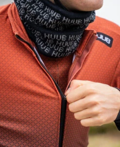 Core 4 Cycling Gilet Copper - Men's 11 Core 4 Cycling Gilet Copper - Men's -Athlete Outfit Core 4 2024 Product Imagery Lifestyle6 e39bdb6a ebf8 407b b00d 94e7fc890304